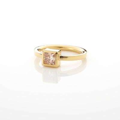 Solitaire-Ring aus 750/- Gelbgold mit naturbraunem Prinzess-Diamant