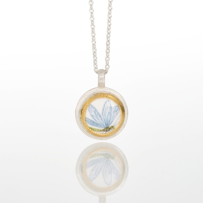 Libelle, Porzellananhänger, Silber mit zarter Goldfassung, Materia Prima