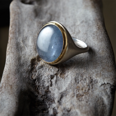 Ring, Sterlingsilber mit grau blauem Turmalin in Gold gefasst
